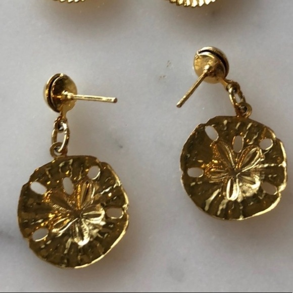 Sand dollar earrings in gold - Picture 3 of 3